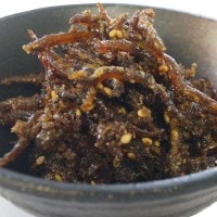 小春のちっちゃな魚の大人佃煮＝ピリ辛ごま風味(標準サイズより魚大きめ)＝300ｇ